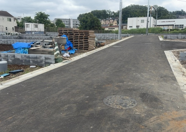 【外観】 | 土地の前の道路に消火栓が設置されていることがあります。この場合、道路交通法第45条第1項により、駐車禁止の場所が指定されています。そのため、車庫などの駐車スペースをつくることができない場合があります。