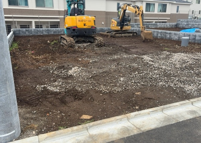 【外観】 | 土地の形が極端に長細かったり、狭小地、あるいは道路との高低差がある傾斜地だった場合、後々売ろうとしても買い手がつかない場合もあります。後々、売却することになった時に価値の下がらない土地を選びましょう。