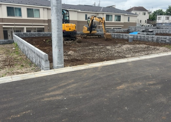 【外観】 | 土地を買う際、住む地域の自治体や福祉の補助制度にも注目してみましょう。子供や老人の医療補助やゴミ出しのルールなど、自治体によってルールに大きな違いがあるため、暮らしやすい土地で判断するとよいでしょう。