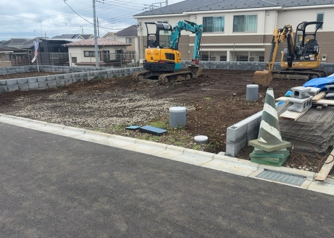 【外観】 | 現地に行くなら、物件の周囲の地形がどうなっているかを見ることも大切です。周辺より低くなっている土地では、大雨などで水が集まりやすいため、地盤が弱くなっているということも考えられるため、注意が必要です。