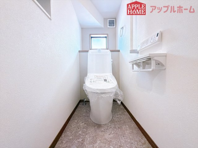 [新築住宅] 東松山市松山町 第1期 全5区画のトイレ|白を基調とした清潔感のある明るい空間。温水洗浄便座付きで、毎日快適・清潔に使用できます。操作しやすい壁面リモコンを採用しています。