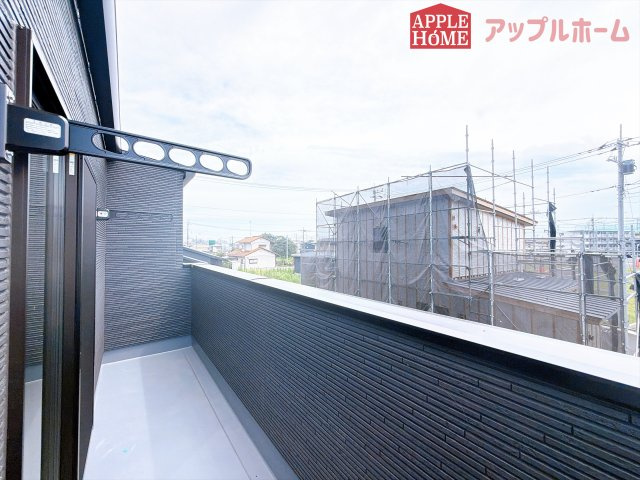 [新築住宅] 東松山市松山町 第1期 全5区画のバルコニー|家族分の洗濯物もしっかり干せます。日当たりも良く、毎日のお洗濯が楽しくなりそう♪お布団は手軽に干せていつもポカポカに☆