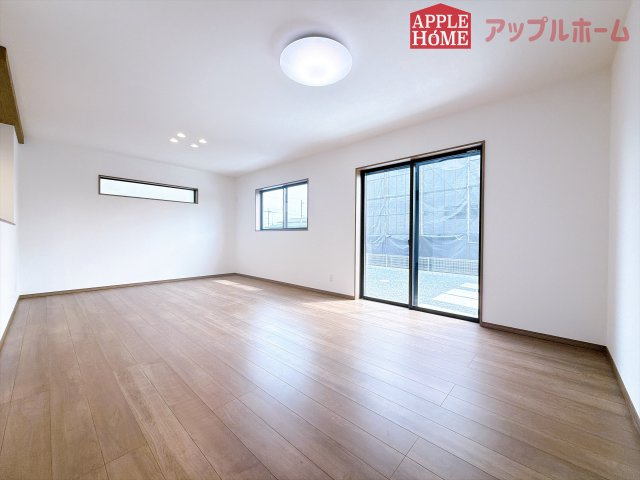 [新築住宅] 東松山市松山町 第1期 全5区画の居間・リビング|窓から差し込む光で家族を温かく包み込みます。明るいリビングで子育てする喜びを☆いつでも見学可能です！