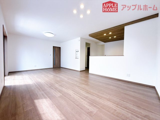 [新築住宅] 東松山市松山町 第1期 全5区画の居間・リビング|広々リビング×対面キッチンで家族の会話も弾みます♪家族団らんの秘訣は間取りにあり☆夢のマイホームを一緒に叶えましょう！