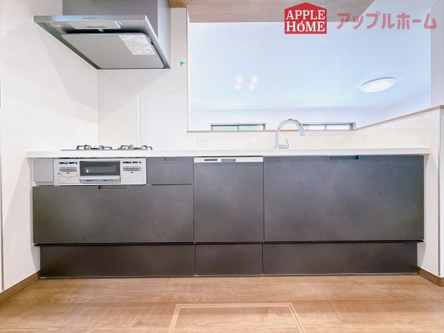[新築住宅] 東松山市松山町 第1期 全5区画のキッチン|キッチンから部屋中が見守れるので、小さなお子様がいるご家庭でも安心です。シンプル×ナチュラルな温かい空間は、どんなスタイルの家具も合わせやすいお部屋です。