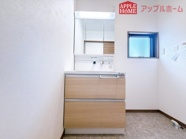 [新築住宅] 東松山市松山町 第1期 全5区画の独立洗面台|三面鏡付きの洗面化粧台ですので、たっぷりと収納いただけます。白を基調とした清潔感のある快適空間です。毎日の身支度も気持ち良くお使い頂けます！！