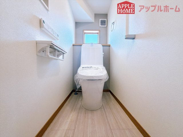 [新築住宅] 東松山市松山町 第1期 全5区画のトイレ|白を基調とした清潔感のある明るい空間。温水洗浄便座付きで、毎日快適・清潔に使用できます。操作しやすい壁面リモコンを採用しています。
