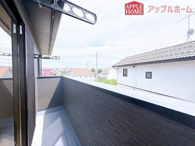 [新築住宅] 東松山市松山町 第1期 全5区画のバルコニー|家族分の洗濯物もしっかり干せます。日当たりも良く、毎日のお洗濯が楽しくなりそう♪お布団は手軽に干せていつもポカポカに☆