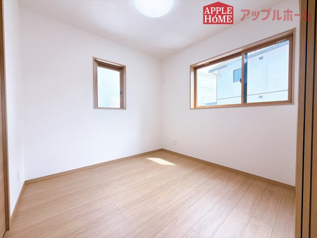 [新築住宅] 東松山市松山町 第1期 全5区画の洋室|クローゼット付きの洋室は、収納スペースが豊富で部屋全体がすっきりと片付きやすいのが特徴です。衣類や荷物を整理しやすく、生活感を抑えた洗練された空間を保てます。