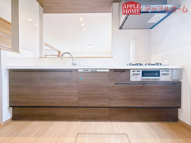 [新築住宅] 東松山市松山町 第1期 全5区画のキッチン|キッチンから部屋中が見守れるので、小さなお子様がいるご家庭でも安心です。シンプル×ナチュラルな温かい空間は、どんなスタイルの家具も合わせやすいお部屋です。