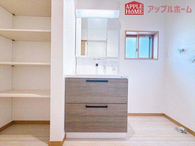 [新築住宅] 東松山市松山町 第1期 全5区画の独立洗面台|三面鏡付きの洗面化粧台ですので、たっぷりと収納いただけます。白を基調とした清潔感のある快適空間です。毎日の身支度も気持ち良くお使い頂けます！！