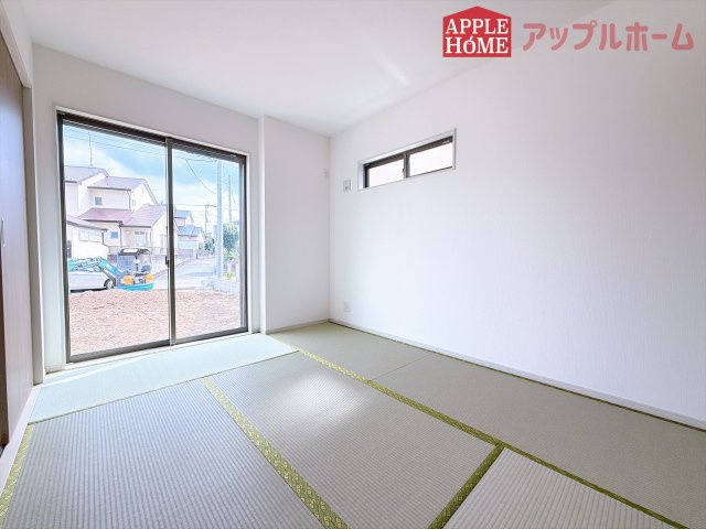 [新築住宅] 熊谷市江南中央1丁目 全1邸の和室|クローゼット付きの和室は、収納スペースが豊富で部屋全体がすっきりと片付きやすいのが特徴です。荷物を整理しやすく、生活感を抑えた洗練された空間を保てます。
