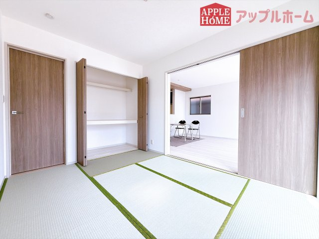 [新築住宅] 熊谷市江南中央1丁目 全1邸の和室|クローゼット付きの和室は、収納スペースが豊富で部屋全体がすっきりと片付きやすいのが特徴です。荷物を整理しやすく、生活感を抑えた洗練された空間を保てます。