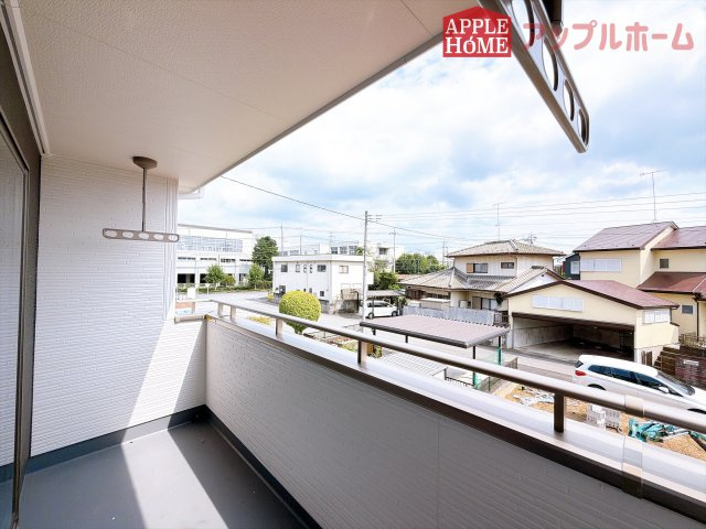 [新築住宅] 熊谷市江南中央1丁目 全1邸のバルコニー|家族分の洗濯物もしっかり干せます。日当たりも良く、毎日のお洗濯が楽しくなりそう♪お布団は手軽に干せていつもポカポカに☆