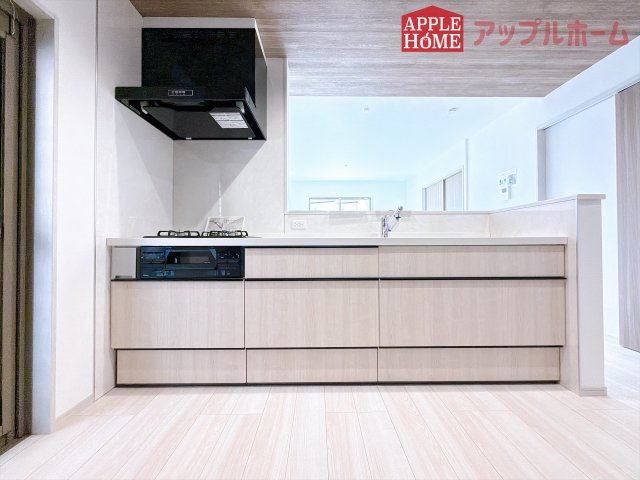 [新築住宅] 熊谷市江南中央1丁目 全1邸のキッチン|キッチンから部屋中が見守れるので、小さなお子様がいるご家庭でも安心です。シンプル×ナチュラルな温かい空間は、どんなスタイルの家具も合わせやすいお部屋です。
