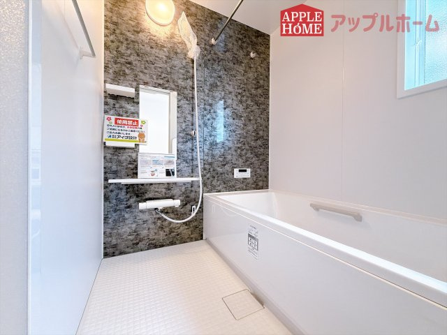 [新築住宅] 熊谷市江南中央1丁目 全1邸の浴室|窓付きのバスルームは、採光もあり明るく気持ちの良い空間です。窓があることで、換気環境も良好。掃除もスムーズに出来ます♪