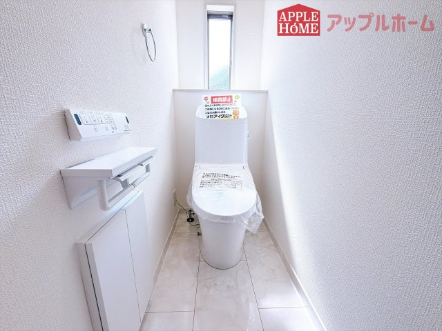 [新築住宅] 熊谷市江南中央1丁目 全1邸のトイレ|白を基調とした清潔感のある明るい空間。温水洗浄便座付きで、毎日快適・清潔に使用できます。操作しやすい壁面リモコンを採用しています。