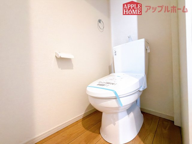 [新築住宅] 鶴ヶ島市上新田 1期 全3棟のトイレ|温水洗浄器付き便座を標準装備してます♪窓付きで明るく、快適空間となっております。毎日使う場所だからこその配慮です。