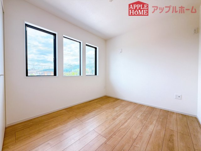 [新築住宅] 鶴ヶ島市上新田 1期 全3棟の洋室|２階居室は全室収納あり！たっぷりある収納活用でお部屋もキレイを保てます♪
