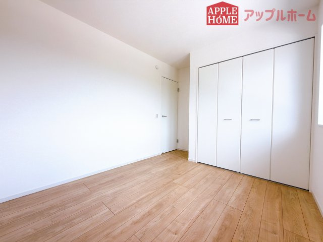 [新築住宅] 鶴ヶ島市上新田 1期 全3棟の洋室|２階居室は全室収納あり！たっぷりある収納活用でお部屋もキレイを保てます♪
