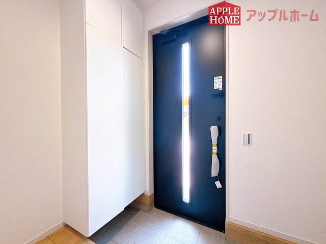 [新築住宅] 鶴ヶ島市上新田 1期 全3棟の玄関|明るく清潔感のある玄関でお客様を迎えるスペースをパッと明るい印象に！大容量の収納力で大家族の履物もすっきり収納できます♪