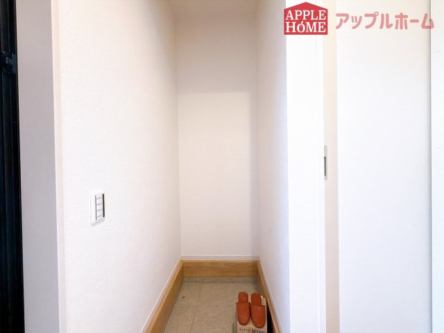 [新築住宅] 鶴ヶ島市上新田 1期 全3棟の玄関|土間収納あります♪