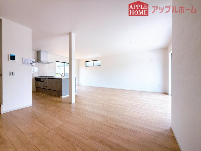 [新築住宅] 鶴ヶ島市上新田 1期 全3棟の居間・リビング|窓から差し込む光で家族を温かく包み込みます。明るいリビングで子育てする喜びを☆いつでも見学可能です！