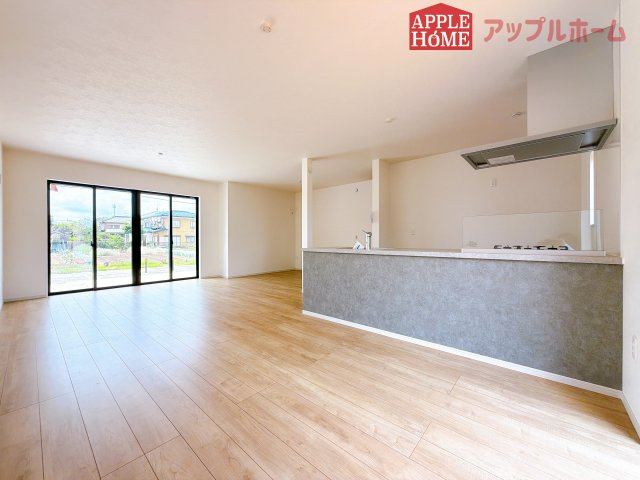 [新築住宅] 鶴ヶ島市上新田 1期 全3棟の居間・リビング|広々リビング×対面キッチンで家族の会話も弾みます♪家族団らんの秘訣は間取りにあり☆夢のマイホームを一緒に叶えましょう！