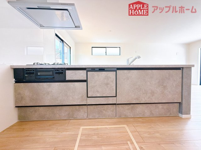 [新築住宅] 鶴ヶ島市上新田 1期 全3棟のキッチン|キッチンから部屋中が見守れるので、小さなお子様がいるご家庭でも安心です。シンプル×ナチュラルな温かい空間は、どんなスタイルの家具も合わせやすいお部屋です。