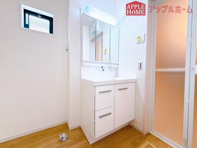 [新築住宅] 鶴ヶ島市上新田 1期 全3棟の独立洗面台|三面鏡付きの洗面化粧台ですので、たっぷりと収納いただけます。白を基調とした清潔感のある快適空間です。毎日の身支度も気持ち良くお使い頂けます！！