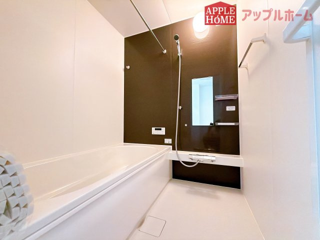 [新築住宅] 鶴ヶ島市上新田 1期 全3棟の浴室|ゆったり寛げる1坪タイプのシステムバス。足を伸ばしてゆっくりとくつろげます。お子様と一緒に入ってもゆとりがありますね♪便利な浴室乾燥機付き！