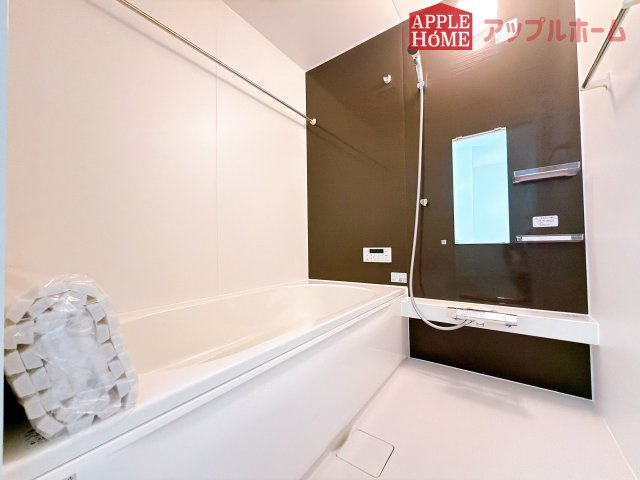 [新築住宅] 鶴ヶ島市上新田 1期 全3棟の浴室|ゆったり寛げる1坪タイプのシステムバス。足を伸ばしてゆっくりとくつろげます。お子様と一緒に入ってもゆとりがありますね♪便利な浴室乾燥機付き！