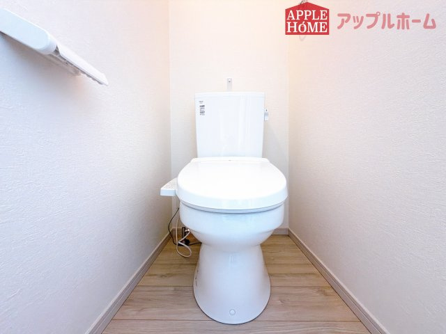 [新築住宅] 鶴ヶ島市上新田 1期 全3棟のトイレ|温水洗浄器付き便座を標準装備してます♪窓付きで明るく、快適空間となっております。毎日使う場所だからこその配慮です。