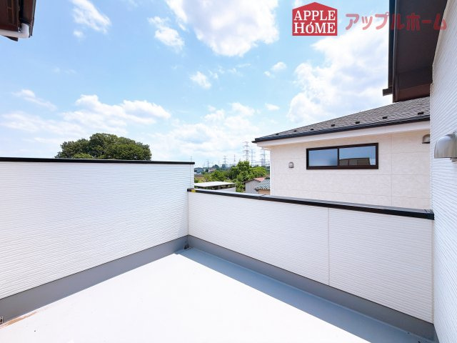 [新築住宅] 鶴ヶ島市上新田 1期 全3棟のバルコニー|家族分の洗濯物もしっかり干せます。日当たりも良く、毎日のお洗濯が楽しくなりそう♪お布団は手軽に干せていつもポカポカに☆