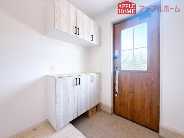 [新築住宅] 鶴ヶ島市上新田 1期 全3棟の玄関|上下棚にたっぷり靴を収納できます。「ただいま」と玄関を開けた瞬間から、奥に広がる空間を明るい室内を感じられますね♪