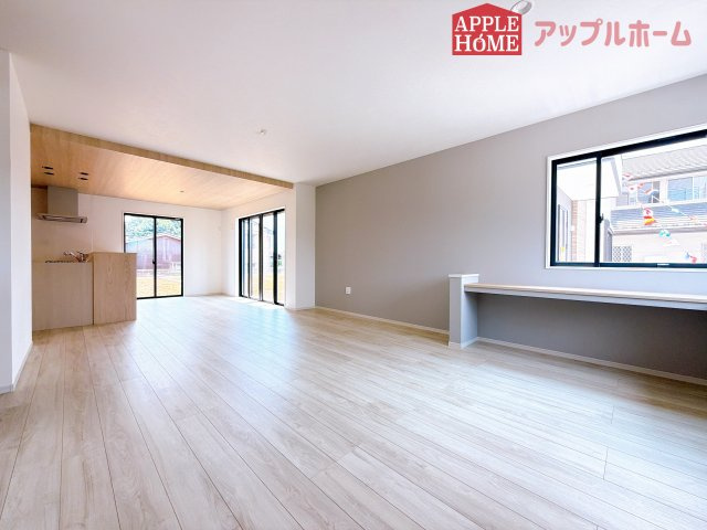 [新築住宅] 鶴ヶ島市上新田 1期 全3棟の居間・リビング|窓から差し込む光で家族を温かく包み込みます。明るいリビングで子育てする喜びを☆いつでも見学可能です！