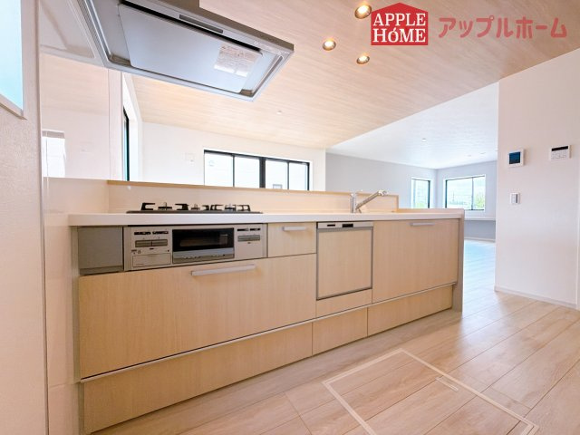 [新築住宅] 鶴ヶ島市上新田 1期 全3棟のキッチン|キッチンから部屋中が見守れるので、小さなお子様がいるご家庭でも安心です。シンプル×ナチュラルな温かい空間は、どんなスタイルの家具も合わせやすいお部屋です。