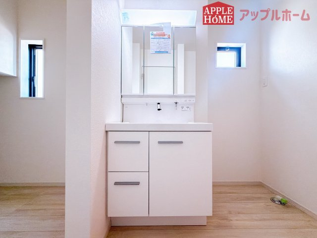 [新築住宅] 鶴ヶ島市上新田 1期 全3棟の独立洗面台|三面鏡付きの洗面化粧台ですので、たっぷりと収納いただけます。白を基調とした清潔感のある快適空間です。毎日の身支度も気持ち良くお使い頂けます！！