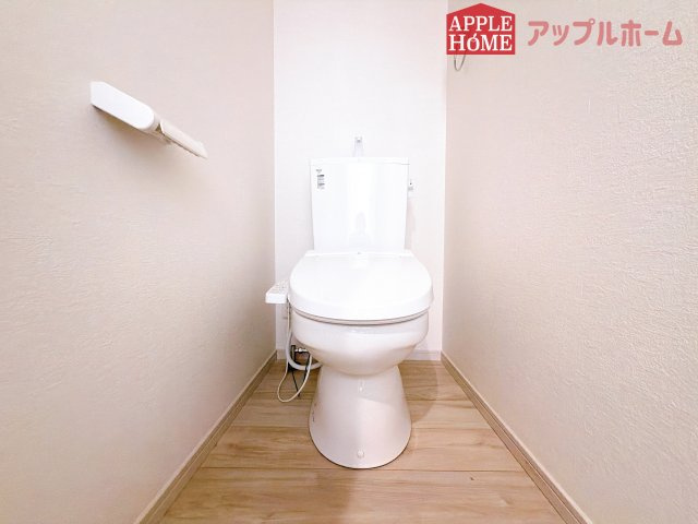[新築住宅] 鶴ヶ島市上新田 1期 全3棟のトイレ|温水洗浄器付き便座を標準装備してます♪窓付きで明るく、快適空間となっております。毎日使う場所だからこその配慮です。