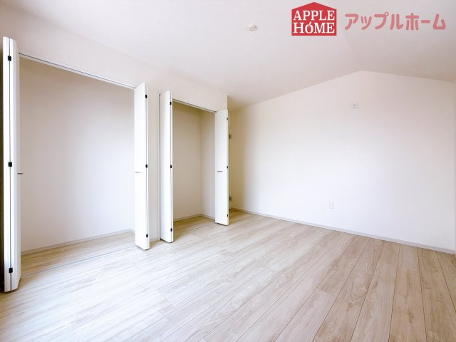 [新築住宅] 鶴ヶ島市上新田 1期 全3棟の洋室|２階居室は全室収納あり！たっぷりある収納活用でお部屋もキレイを保てます♪