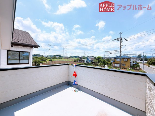 [新築住宅] 鶴ヶ島市上新田 1期 全3棟のバルコニー|家族分の洗濯物もしっかり干せます。日当たりも良く、毎日のお洗濯が楽しくなりそう♪お布団は手軽に干せていつもポカポカに☆