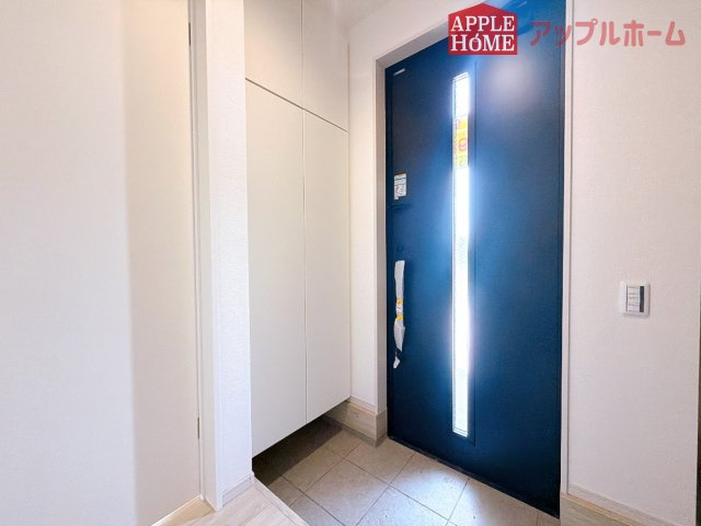[新築住宅] 鶴ヶ島市上新田 1期 全3棟の玄関|上下棚にたっぷり靴を収納できます。「ただいま」と玄関を開けた瞬間から、奥に広がる空間を明るい室内を感じられますね♪