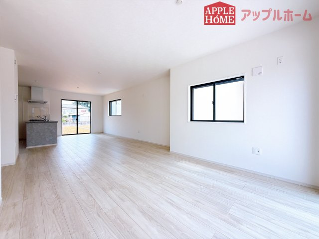[新築住宅] 鶴ヶ島市上新田 1期 全3棟の居間・リビング|窓から差し込む光で家族を温かく包み込みます。明るいリビングで子育てする喜びを☆いつでも見学可能です！