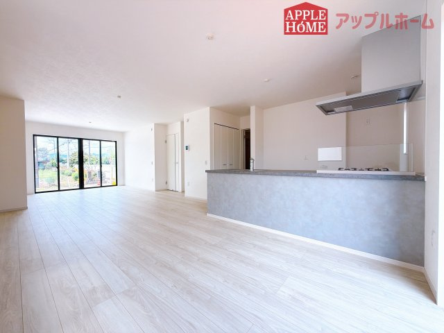 [新築住宅] 鶴ヶ島市上新田 1期 全3棟の居間・リビング|広々リビング×対面キッチンで家族の会話も弾みます♪家族団らんの秘訣は間取りにあり☆夢のマイホームを一緒に叶えましょう！