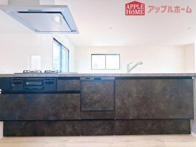 [新築住宅] 鶴ヶ島市上新田 1期 全3棟のキッチン|キッチンから部屋中が見守れるので、小さなお子様がいるご家庭でも安心です。シンプル×ナチュラルな温かい空間は、どんなスタイルの家具も合わせやすいお部屋です。
