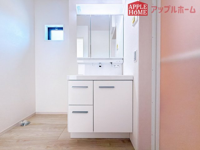 [新築住宅] 鶴ヶ島市上新田 1期 全3棟の独立洗面台|三面鏡付きの洗面化粧台ですので、たっぷりと収納いただけます。白を基調とした清潔感のある快適空間です。毎日の身支度も気持ち良くお使い頂けます！！
