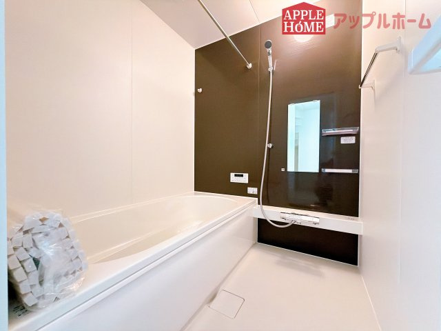 [新築住宅] 鶴ヶ島市上新田 1期 全3棟の浴室|ゆったり寛げる1坪タイプのシステムバス。足を伸ばしてゆっくりとくつろげます。お子様と一緒に入ってもゆとりがありますね♪便利な浴室乾燥機付き！