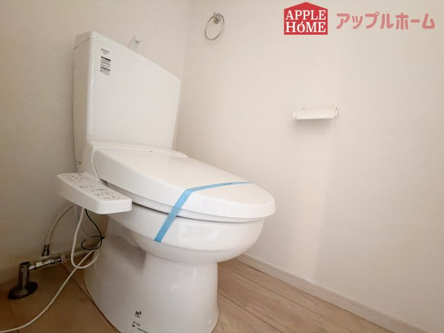 [新築住宅] 鶴ヶ島市五味ヶ谷 12期 全1棟のトイレ|節水型でエコなトイレには、今では当たり前の温水洗浄機能付き。便座を温める機能もついていて、居心地の良い空間♪