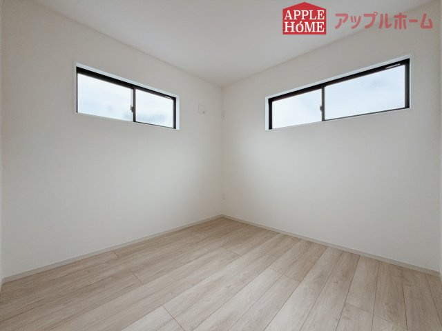 [新築住宅] 鶴ヶ島市五味ヶ谷 12期 全1棟の洋室|窓からの光の差し込みはお子様の生活を温かく包みます。明るく清潔感のある居室で勉強もはかどります！