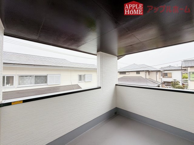 [新築住宅] 鶴ヶ島市五味ヶ谷 12期 全1棟のバルコニー|インナーバルコニーで突然の雨でも安心♪直射日光を防げるので、紫外線を気にせず自然の光や風を感じながら日光浴もできちゃいます♪